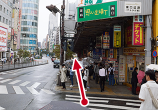 ②思い出横丁方面へ進み「新宿大ガード西」の交差点まで進んでください。