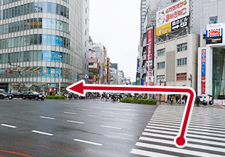③「新宿大ガード西」の交差点の横断歩道を渡り、左に曲がります。