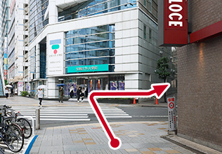 ④直進して「宝塚大学・大学院」の右手にある脇道へ