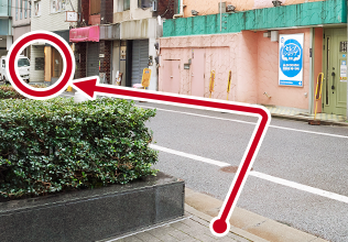 ⑥つき当りを左に曲がると右手にお店が見えてまいります。（石材店の手前の建物の地下です。）